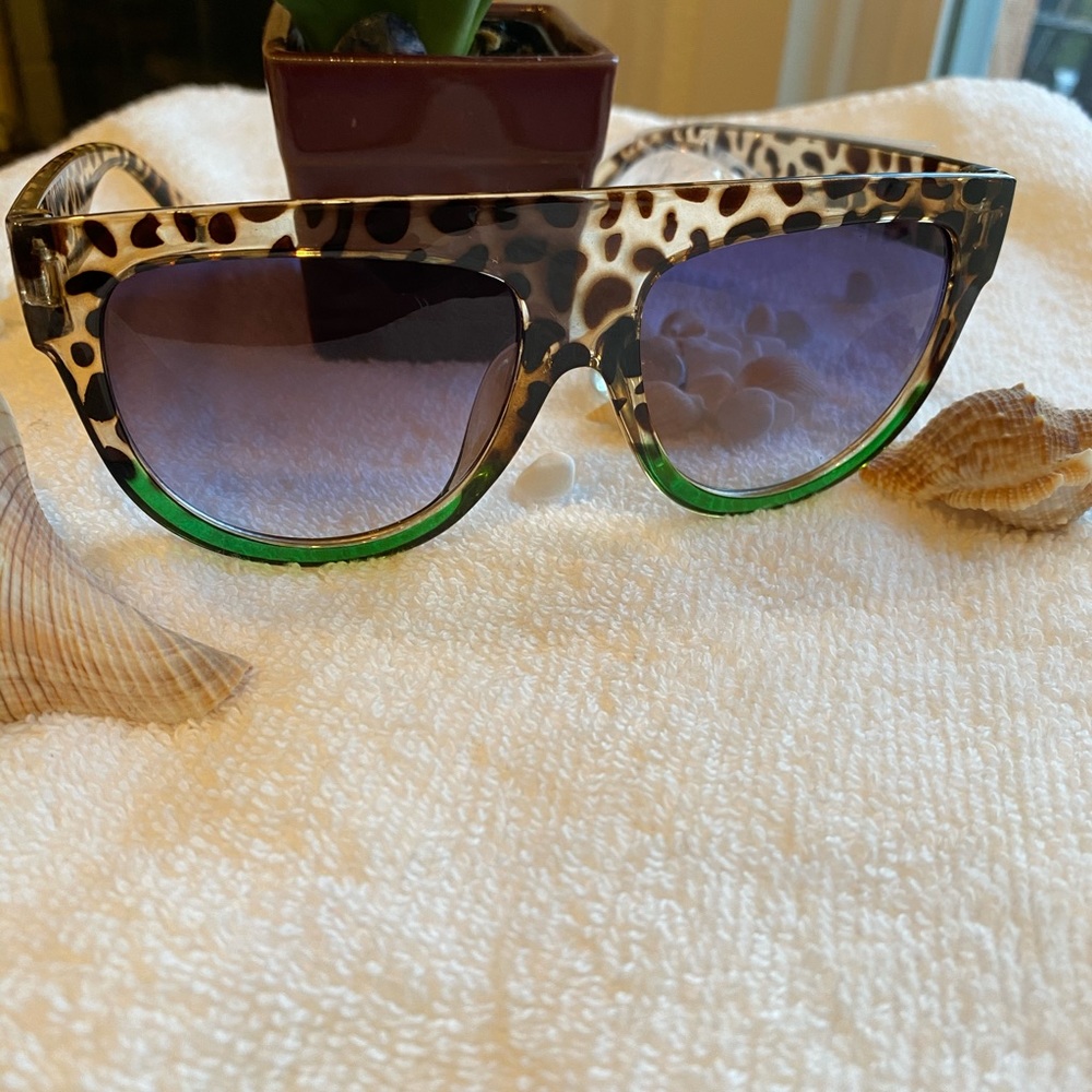 In the Jungle  Sunnies 🐆 - Picture 5 of 6